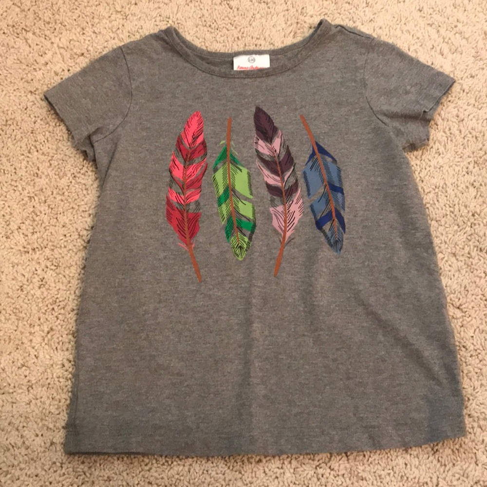 A Gray Short-Sleeve Shirt w Feathers On It